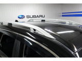 四季を通じてのレジャーや長距離ドライブなどに役立つルーフレールを装備。