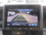 リバース時にはリアカメラにより後方の確認も可能です。「ノーマル・ワイド・トップダウンビュー」の3つから状況に合わせて切り替え可能です。