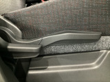 運転席にはドライバーの体型や好みに応じて前後方向だけでなく、高さの調整ができるシートリフターを装備!