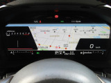 運転に必要な情報をグラフィカルに表示し、少ない視線移動で瞬時に認識できる先進的な液晶メーター。こちらはナビゲーション情報と連携する「地図画面」になります。
