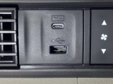 エアコン操作パネルの左側に、スマートフォンなどの充電可能なUSB端子と、音源などの外部入力の可能なUSB端子がついています。移動中に充電もできるので便利です。