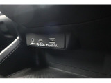 エアコンのスイッチの下には、充電にも使用できるナビ接続用USB端子があります。AUX端子にオーディオプレーヤーが接続できます。
