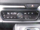 オートエアコン装備。温度設定をしておけば風量・吹出し口を自動で調整してくれるので車内はいつも快適です。