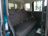 2列目シートのお写真です。 大人が座っても広々としております。