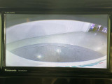 【バックモニター】後ろのカメラの映像がモニターに映し出されるので、後方の見えない死角や、障害物との距離感などもしっかり安全確認することができます!