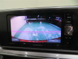 車両後方の映像を映すバックモニター。進路を確認しながら安全に車庫入れできます。