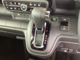 シフトはインパネシフト、パーキングブレーキは電子制御となっています。