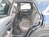 後部座席も広々スペースです。大きな座面とリクライニング機能でゆったりロングドライブをお楽しみいただけます。