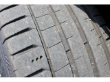 タイヤの残り溝の状態の写真、当店での実測で5mmほどの残り溝