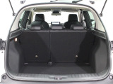 フル乗車でもしっかり荷物を収納出来るラゲッジスペースです。