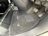 運転席側のフロアマットです。使用感はございますが、目立った汚れなどはありません。