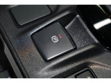 電動パーキングブレーキを採用。指で軽く引き上げればパーキングブレーキが掛かり、押すと解除ができます。