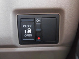 狭い駐車場や壁際でもドアをぶつける心配が少なく開けられる両側スライドドアです。助手席側は電動で、開閉操作も楽々です!