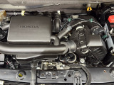 コンパクトなエンジンルームで、室内空間を確保しています。ホンダのMM思想(マンマキシマム・メカミニマム)は今でも受け継がれています。