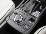 マツダコネクトを操作するコマンダーコントロールです。運転中に自然と手の触れる位置に配置されています。