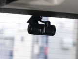 この車にはリアにもドライブレコーダーを装備しております◆映像・音声などを記録する自動車用の装置です。 もしもの事故の際の記録はもちろん、旅行の際の思い出としてドライブの映像を楽しむことができます。
