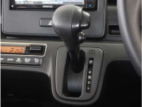 【シフトレバー】シフトもとても操作しやすいデザインになっております。運転する人の事を第一に考えた操作性の高い仕様です。