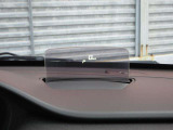 運転視界の遠方上方に虚像を投影することで前を見ながら情報の視認ができます。本当にドライバーが必要な情報を適切に伝え、楽しんで頂くことを考えた新世代装備です。