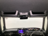 ルームミラー付近の天井にオプション装備のルーフコンソールがついています。ティシュや伝票など、よく使うアイテムをスマートの収納できます。