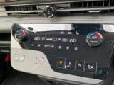 オートエアコンが付いてます!お好みの温度に設定すれば、風量を自動で調節してくれるので想像以上に便利な装備です♪