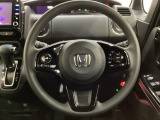 ハンドルにHondaセンシング系のクルーズコントロールやレーンキープアシストなどのスイッチと、オーディオの操作スイッチが装備されています。ハンドルから手を離さず安全に操作できます。