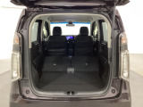 リアシートの背もたれを倒してさらに広々としたトランクスペースになります。段差も少なく荷物の出し入れもしやすくなっています。