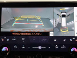 パノラミックビューモニター付きです。車両を上から見たような映像をモニター画面に表示。運転席からの目視では見にくい、車両周辺の状況をリアルタイムでしっかり確認できます。