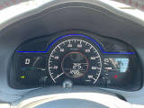 走行距離が確認できます。視認性の良いメーターパネルデザインです。