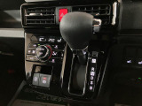 シフトレバーは扱いやすいインパネシフトです!オートエアコンも装備ですよ♪