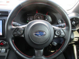 スポーティな3本スポークステアリング。