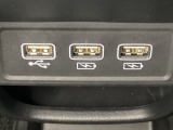 セレクトレバーの下に、スマートフォンなどの充電可能なUSB端子が2個、音源などの外部入力の可能なUSB端子が1個ついています。移動中に充電もできるので便利です。