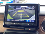 後退時に車両の後ろ側をモニター画面に表示します。車庫入れが苦手な人もこれで安心♪
