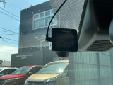 最近では付いてる車も多くなってきました。中古車ではまだまだ付いていればラッキーなドライブレコーダーです♪