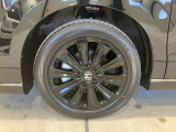 アルミホイール付!鉄ホイールと違って軽いので燃費にも影響してきます。ガソリンの高騰に対し少しは貢献します!