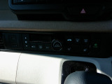 オートエアコン装備。温度設定をしておけば風量・吹出し口を自動で調整してくれるので車内はいつも快適です。