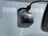 前後ドライブレコーダーは運転時はもちろんのこと、駐車場内でスイッチを切っている時でも当たった振動を元に電源が自動で入るので車から離れていても安心。