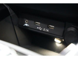小物の収納に便利なセンタートレイには携帯等のデバイスの充電可能なUSB出力電源付です。