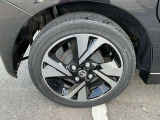 純正アルミホイールを装着しています。安全運転で楽しいドライブを。