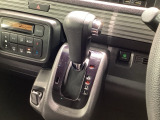 インパネシフトを採用しているので、前席の足元も広々としています。運転席と助手席の行き来もスムーズです!