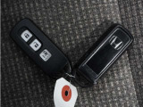 ◆スマートキー◆カギをバッグやポケットに入れたままでもドアロックの開閉ができる『スマートキー』付き!雨天や暗くなってもカギを取り出す必要がなくドアの開錠&エンジンも始動できます