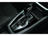 ブラックパネルであしらったスタイリッシュなシフト周り。マニュアルモードが付いてます。
