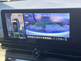 アラウンドビューモニター装備!空から見ているような映像によって不慣れな場所での車庫入れや縦列駐車等はもちろん狭い道でのすれ違いも安心♪