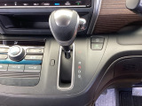自然に手が届き、操作性の良いインパネシフトに、パーキングブレーキは、フットブレーキタイプなので、運転席と助手席の間はすっきりしています。