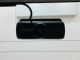 後方にもドライブレコーダーのカメラが付いています。前後両方でお車の周りを監視・記録いたします。