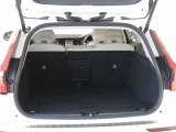 ラゲッジスペースはほぼスクエアに近い形状で、リアサスペンションの張り出しもありません。リアシートのシートバックは60:40の分割可倒式で、シートバックをすべて倒せば、フラットの広大な空間が出現します。