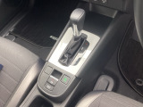 シンプルでとても使いやすいフロアシフトに、パーキングブレーキは、電子制御パーキングブレーキです。