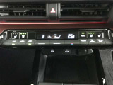 左右独立温度コントロールフルオートエアコンです。運転席、助手席それぞれで独立して温度設定ができます。冷え性の方が乗っても安心ですね♪