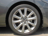 18インチ純正アルミホイールを装備。タイヤサイズは215/45R18となります。