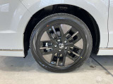 アルミホイール付!鉄ホイールと違って軽いので燃費にも影響してきます。ガソリンの高騰に対し少しは貢献します!