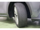 タイヤサイズ 235/50R20。タイヤの空気圧がゼロになっても、一定距離を走行できるランフラットタイヤを装着しています。
